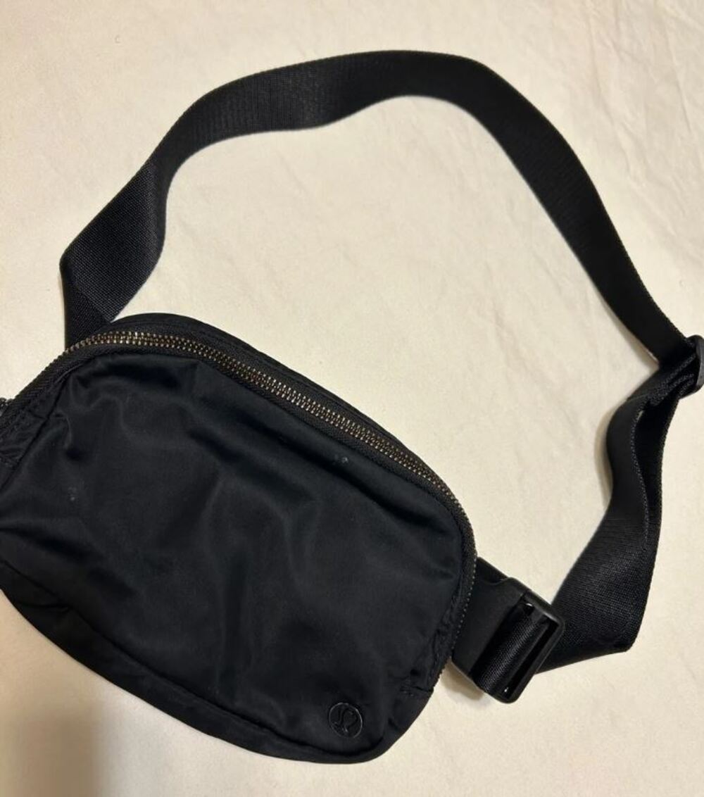 LULULEMON EVERYWHERE BELT Bag 1L Black Gold Tone Zipper Crossbody Waist Pack